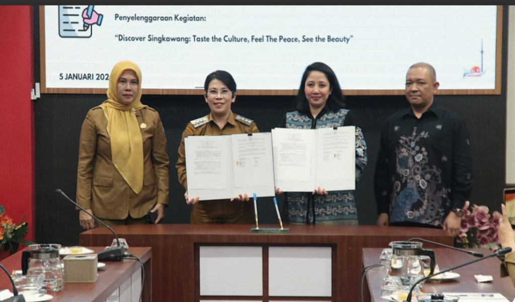 双方展示合作协议文件